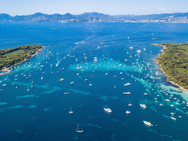 Nombreux bateaux au mouillage en Méditerranée, entre l'île Sainte-Marguerite et Saint-Honorat, au large de Cannes Nautisme Article