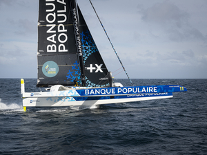 Le Maxi Banque Populaire XI fait route vers Lorient suite à la casse de sa dérive