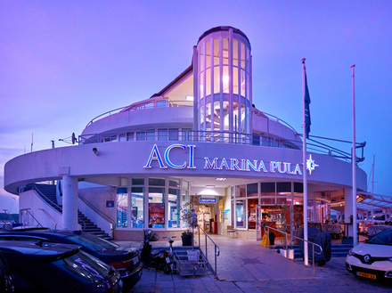 ACI Marina Pula. Situé à seulement quelques mètres de l'Arena, la marina offre 194 postes d'amarrages. ACI Marina Pula. Situé à seulement quelques mètres de l'Arena, la marina offre 194 postes d'amarrages.