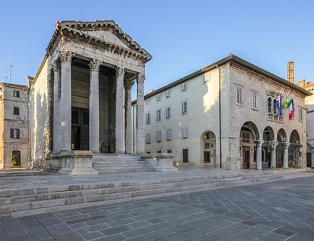 Temple d'Auguste au Forum romain Nautisme Article