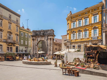 L'Arc de triomphe, ou Porte Dorée L'Arc de triomphe, ou Porte Dorée