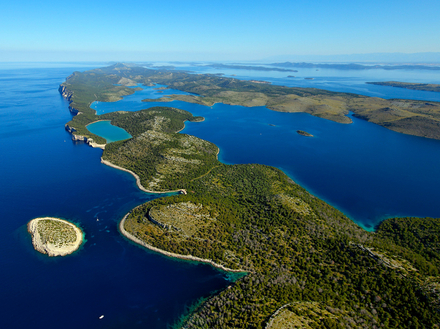 Dugi Otok vue du ciel, avec le lac Mir Dugi Otok vue du ciel, avec le lac Mir