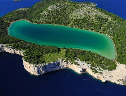 Véritable merveille de la nature, le lac est relié à la mer par des canaux souterrains et sa salinité est bien plus élevée que la mer qui l'entoure Nautisme Article