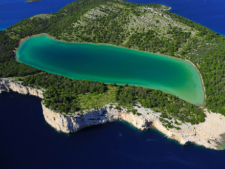 Véritable merveille de la nature, le lac est relié à la mer par des canaux souterrains et sa salinité est bien plus élevée que la mer qui l'entoure Véritable merveille de la nature, le lac est relié à la mer par des canaux souterrains et sa salinité est bien plus élevée que la mer qui l'entoure