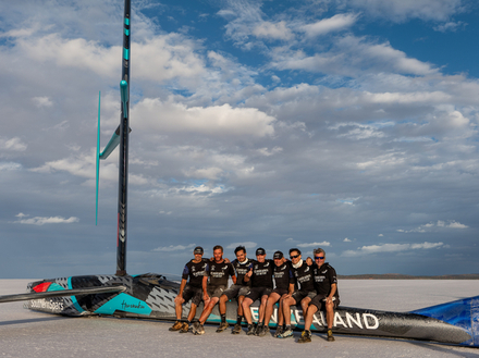 Glenn Ashby (au centre) entouré de l'équipe dédié au projet Land Speed Record - Glenn Ashby (au centre) entouré de l'équipe dédié au projet Land Speed Record -