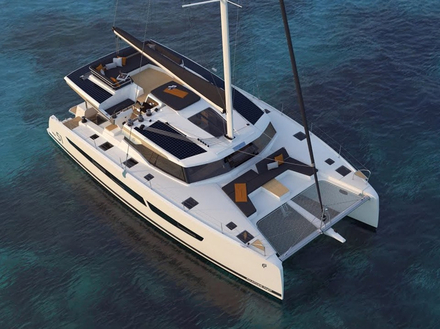 Surface de panneaux solaires optimisée à bord de l'Aura 51 de Fountaine Pajot Surface de panneaux solaires optimisée à bord de l'Aura 51 de Fountaine Pajot