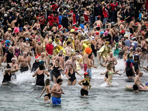 Plusieurs centaines de baigneurs à Dinard pour le dernier bain de l'année