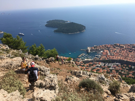 Lokrum n'est qu'à 10-15 minutes en bateau de Dubrovnik. Lokrum n'est qu'à 10-15 minutes en bateau de Dubrovnik.