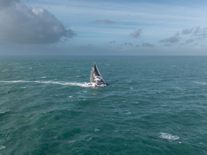 Trophée Jules Verne : le Maxi Edmond de Rothschild fait route vers Brest