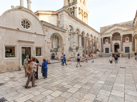 Le Péristyle au coeur du Palais