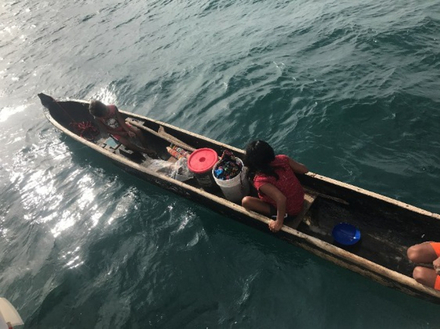 Un « Kanoa » Kuna des îles San Blas propose des langoustes aux voiliers à l'ancre.