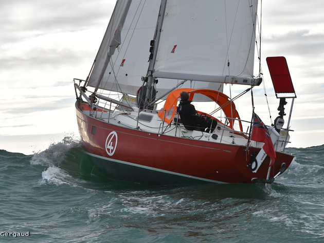 Le Biscay 36 de Simon Curwen avec à l'arrière le régulateur d'allures qui vient de le trahir - Nautisme Article