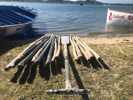 Pagaie, bois dressés, et, dans l'eau, le taille mer : les trois indispensables éléments de la yole ronde