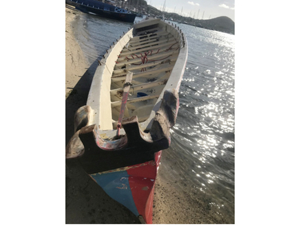 Poupe fine, maitre beau avancé. Engrenages sur l'étambot et le liston arrière, bois boulines en travers de la coque, et tolets sur les listons. Poupe fine, maitre beau avancé. Engrenages sur l'étambot et le liston arrière, bois boulines en travers de la coque, et tolets sur les listons.