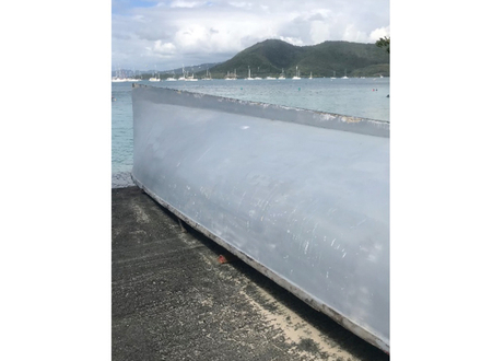 Taille mer et semelle, l'élégance de la Yole au repos sur fond de baie de St-Anne
