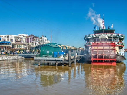  La Nouvelle-Orléans est bordée par le Mississippi sur lequel naviguent toujours d?authentiques bateaux à aubes.