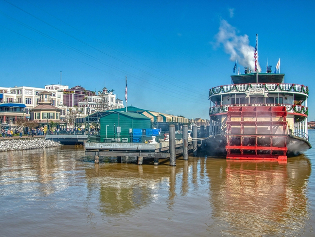 La Nouvelle-Orléans est bordée par le Mississippi sur lequel naviguent toujours d?authentiques bateaux à aubes. Nautisme Article