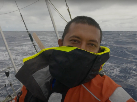 Le skipper Indien Abhilash Tomy actuellement en deuxième position se prépare à affronter la tempête - 