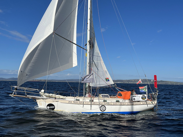 Kirsten Neuschäfer actuellement en tête de la course, ne pourra plus utiliser son si performant double génois - Nautisme Article
