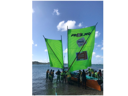 La vergue avant est amur&eacute;e &agrave; tribord, la vergue arri&egrave;re &agrave; b&acirc;bord. On notera l'extr&ecirc;me sophistication de la coupe des laizes des voiles