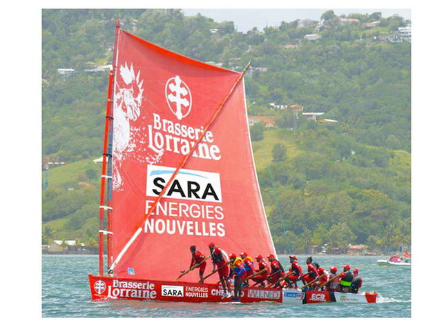 En avant : « le faux mât » relié par des bandes velcro blanches ou noires au mât principal dans une course « à misaine », gréement du tour de Martinique. Nautisme Article