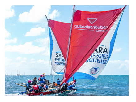 On distingue très bien le palan de l'écoute basse tribord qui a été complétement larguée pour réduire la puissance de la grand-voile au portant. A bâbord les deux écoutes sont en tension On distingue très bien le palan de l'écoute basse tribord qui a été complétement larguée pour réduire la puissance de la grand-voile au portant. A bâbord les deux écoutes sont en tension
