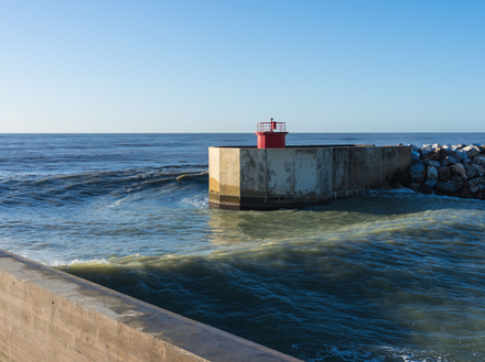 Barre &agrave; l'entr&eacute;e du port
