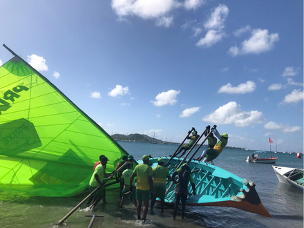 Redressage de la yole qui vient d'&ecirc;tre gr&eacute;&eacute;e.