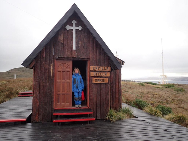 Kirsten à la chapelle du Cap Horn en mai 2016. Elle a effectué de nombreuses fois le voyage depuis la région du Cap Horn jusqu'à l'Atlantique Nord. Nautisme Article