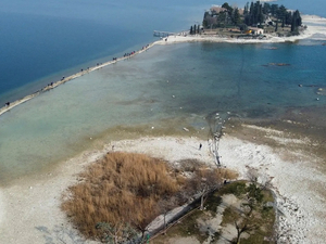 Un îlot du lac de Garde, symbole de la sécheresse frappant l'Italie