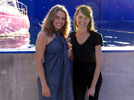 Teagan Croft aux côtés de Jessica Watson sur le tournage de La jeune fille et la mer Teagan Croft aux côtés de Jessica Watson sur le tournage de La jeune fille et la mer