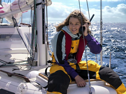 Dans la production Netflix, c'est l'actrice Teagan Croft qui interprète avec brio Jessica Watson. Parce que oui : c'est une histoire vraie ! Dans la production Netflix, c'est l'actrice Teagan Croft qui interprète avec brio Jessica Watson. Parce que oui : c'est une histoire vraie !