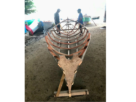 Georges Henrl Lagier &agrave; l'avant b&acirc;bord vante &agrave; Maurice Lamon sa BB yole r&eacute;volutionnaire aux extr&ecirc;mit&eacute;s pleines