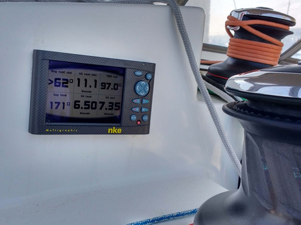 Le pack croisière NKE est conçu autour du pilote. Le calculateur intègre le gyromètre. Il contient notamment un multigraphic