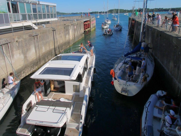 Le passage de l'écluse de l'usine marémotrice de la Rance. Nautisme Article