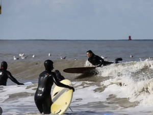 Belgique : des surfeuses se jettent à l'eau pour se réapproprier un sport encore très masculin