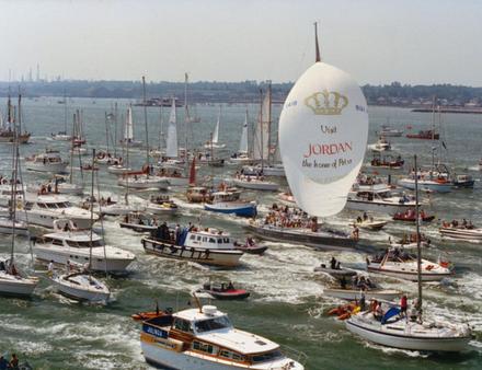 28 mai 1990 : Maiden franchit la ligne d'arrivée de la Whitbread, entourée de ses supporters. Nautisme Article