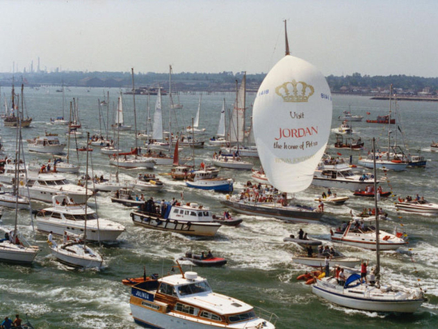 28 mai 1990 : Maiden franchit la ligne d'arrivée de la Whitbread, entourée de ses supporters. Nautisme Article