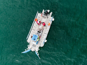 Un bateau de dépollution contre le fléau du plastique en mer à Bali