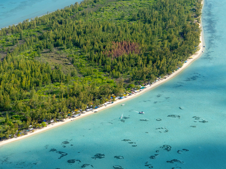L'île aux Bénitiers, au sud-ouest de l'île Maurice, près du Morne.