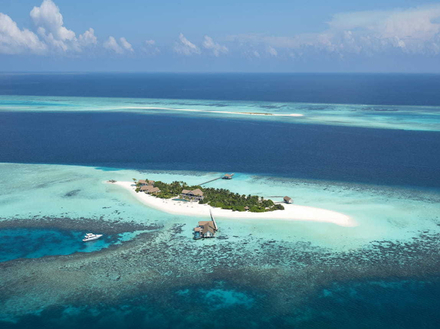L'hôtel Four Seasons est installé sur l'île privé de Voavah dans l'atoll de Baa, réserve naturelle inscrite au patrimoine mondial de l'UNESCO