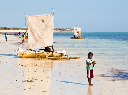 Un enfant ne devient membre à part entière de la collectivité qu?une fois qu'il sait nager. Un enfant ne devient membre à part entière de la collectivité qu?une fois qu'il sait nager.