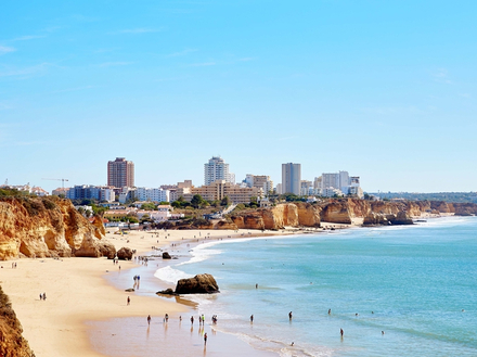 Vue sur Portimao, depuis la plage