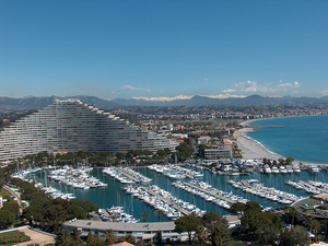 A Villeneuve-Loubet, la mer avance, les plages privées reculent