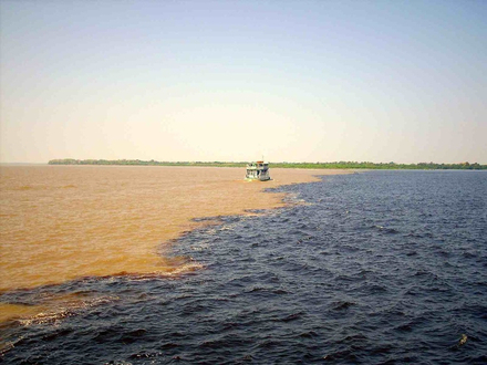 Les deux cours d'eau se côtoient sans jamais se mélanger.