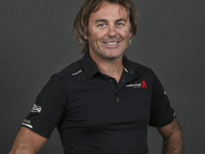 Blessé, Yannick Bestaven laisse la barre de Maître CoQ V à Jean-Marie Dauris sur la Guyader Bermudes 1000 Race