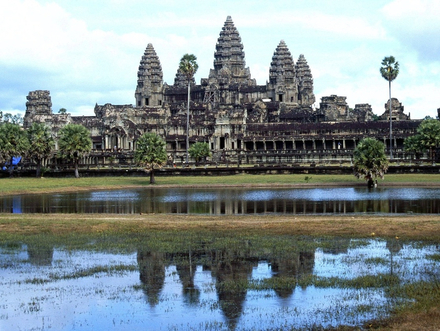 Le temple d'Angkor Wat est le symbole de l'apogée de la civilisation khmère, il est le plus grand temple d'Angkor et le plus grand monument religieux du monde. 