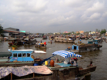 Il y a beaucoup de plats à déguster au très populaire marché flottant de Cai Rang. Il y a beaucoup de plats à déguster au très populaire marché flottant de Cai Rang.
