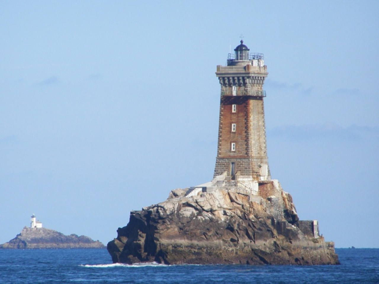 Bretagne : « Une maison sur un caillou »… Un chantier extraordinaire pour  sauver le phare hanté