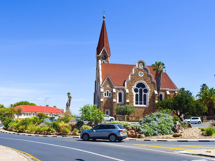Loin des paysages urbains habituels des autres capitales d'Afrique Subsaharienne, Windhoek ne ressemble à aucune autre capitale.